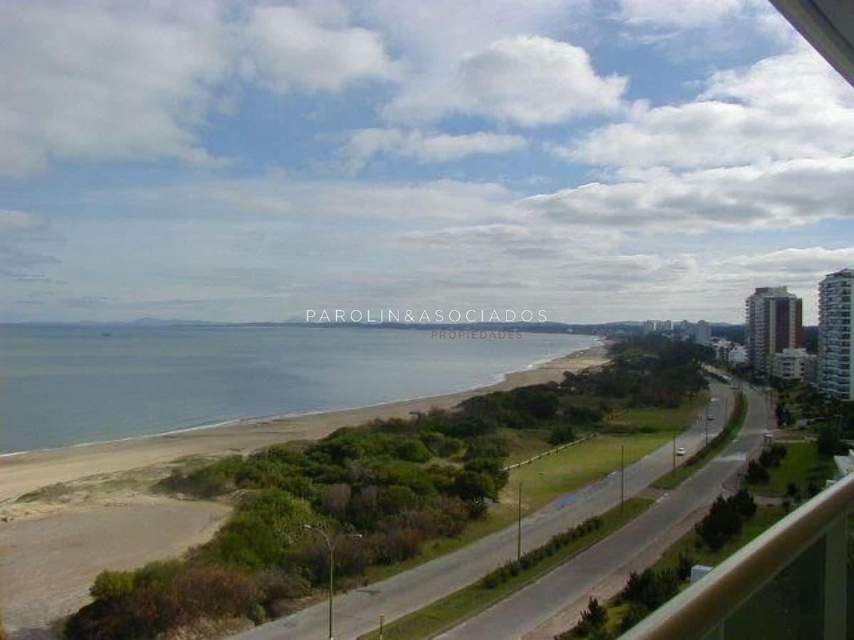 Apartamento de 3 dormitorios en Coral Tower, Punta del Este.