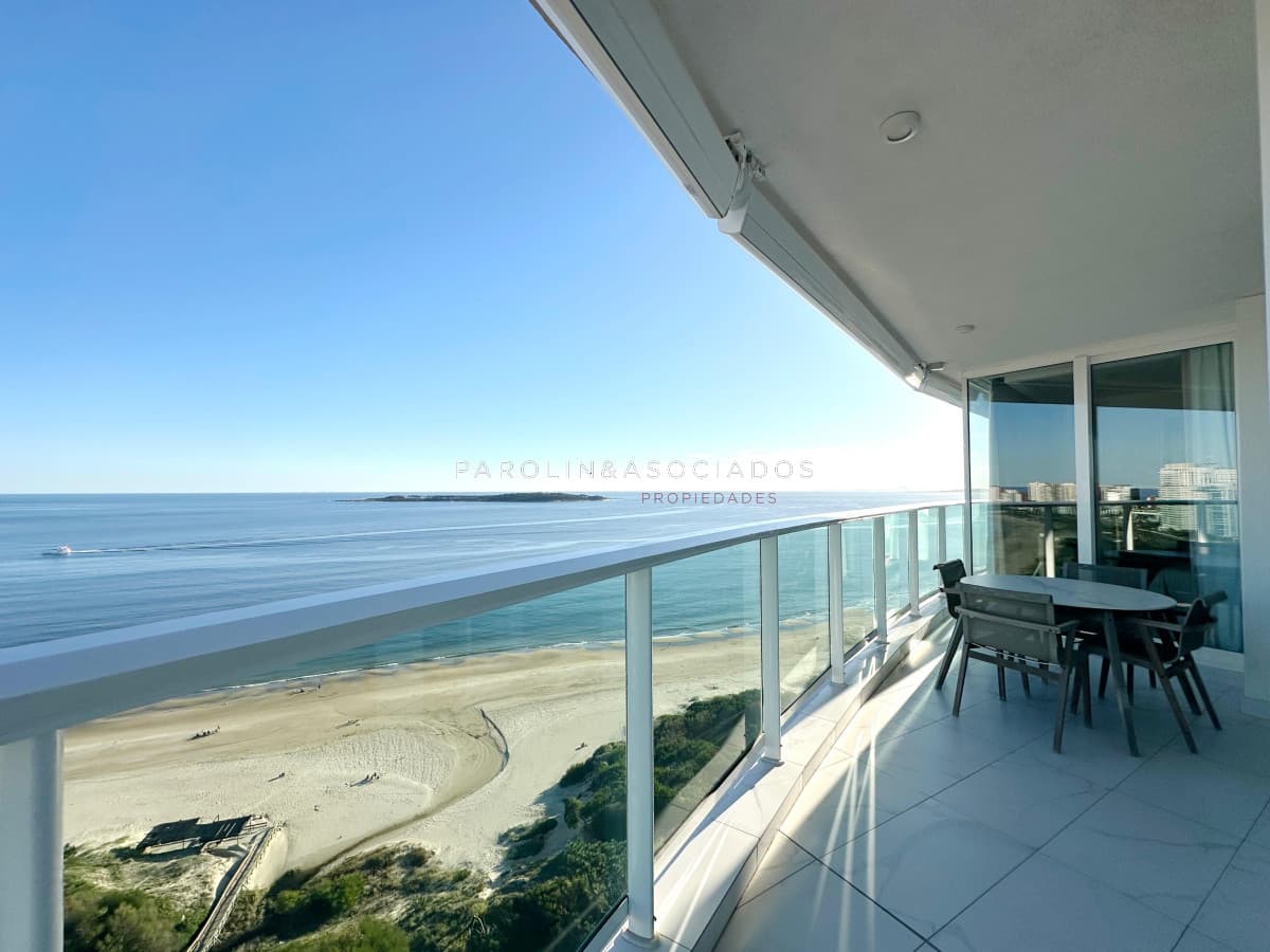 Apartamento en venta en edificio Paramount de 3 suites + dependencia de servici. Playa Mansa, Punta del Este