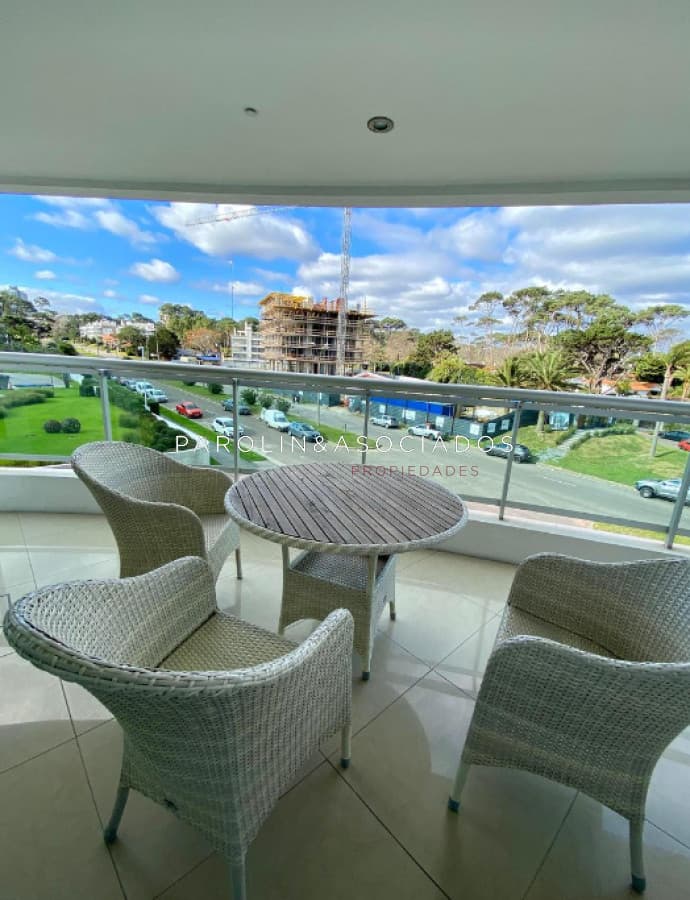 Apartamento en venta de 2 dormitorios y dependencia en torre Aquarela, Punta del Este.