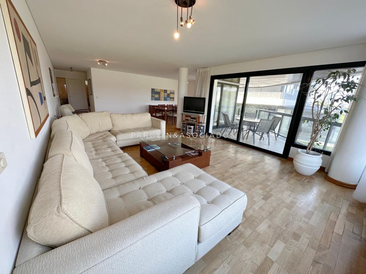 Apartamento en venta en primera linea de brava de 3 dormitorios edificio Arenas Blancas, Punta del Este.
