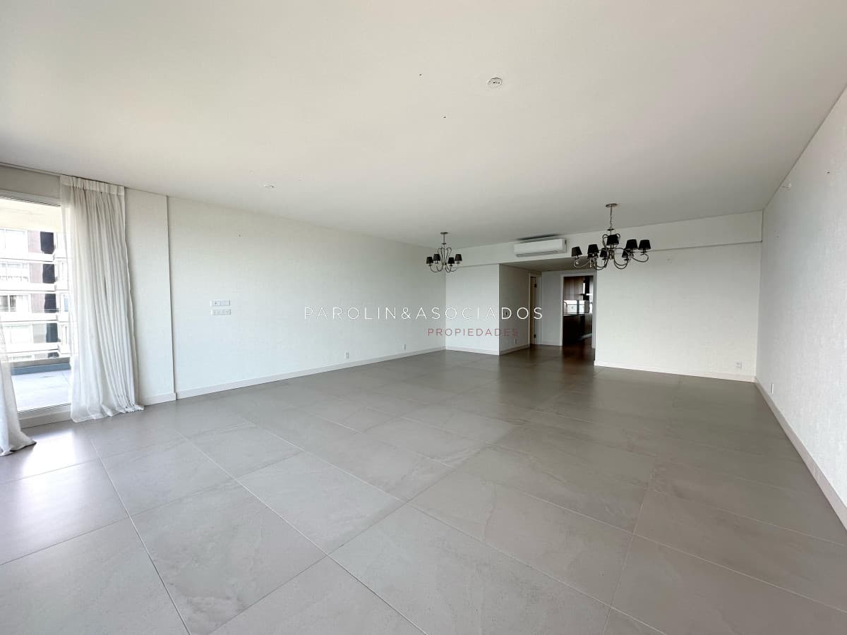 Apartamento en venta de 3 dormitorios en Le Parc III, Brava Punta del Este.