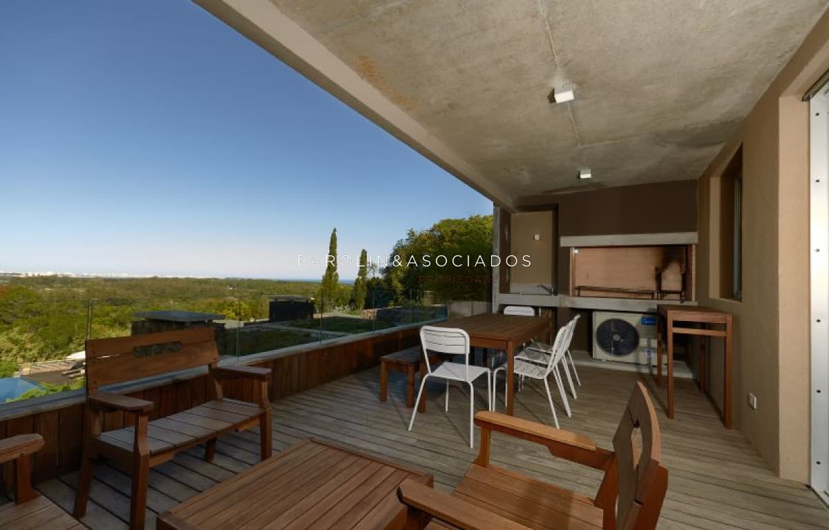 Apartamento en venta de 2 dormitorios en Punta del Este.