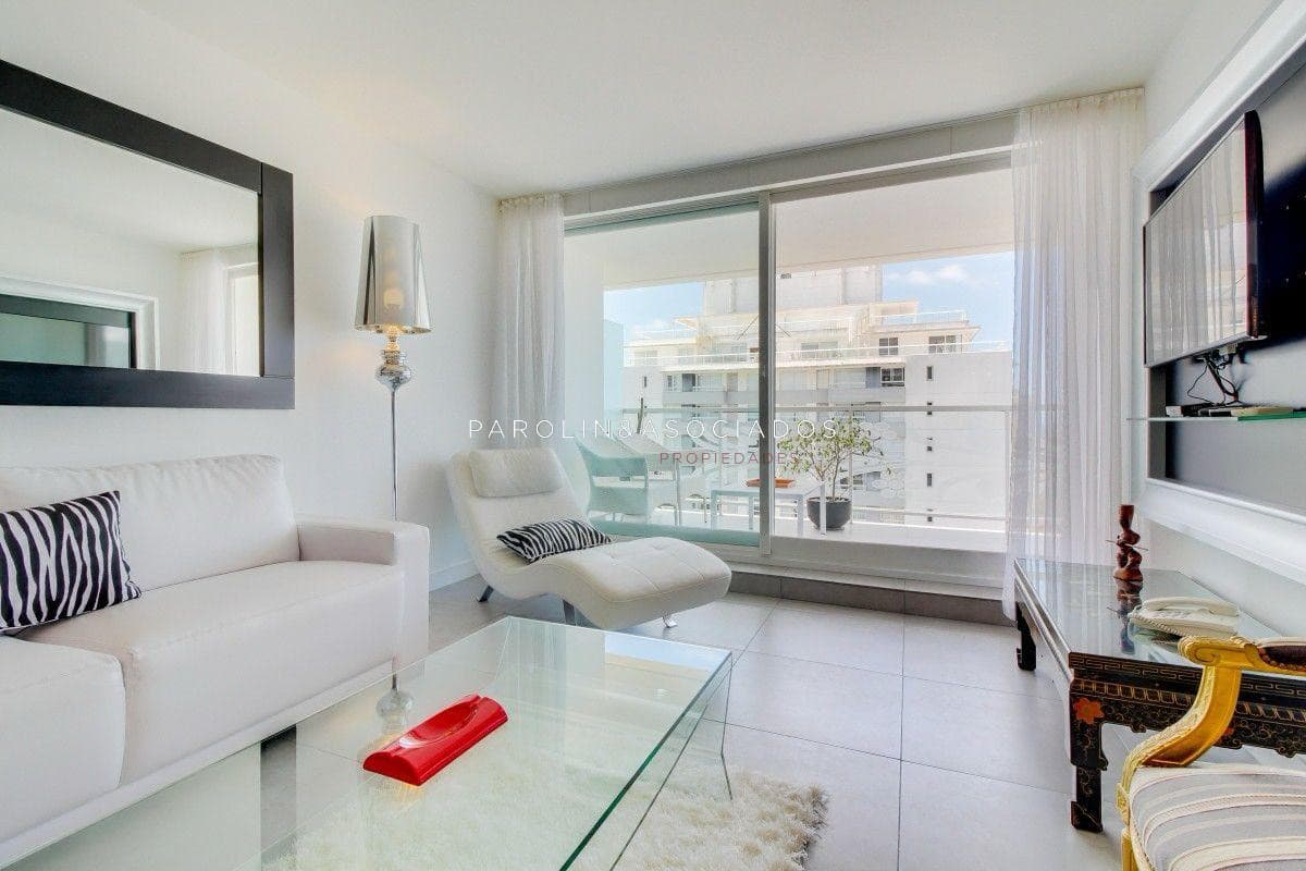 Apartamento en venta en piso alto en torre Yoo, Punta del Este.