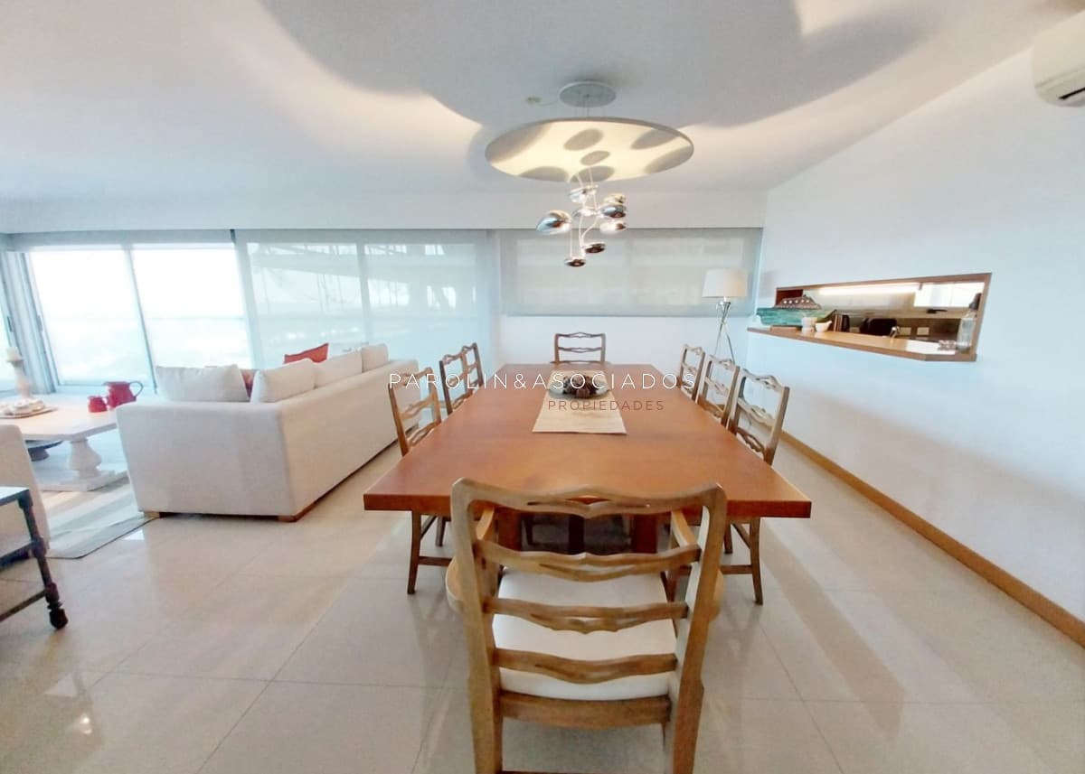 Apartamento en venta de 3 dormitorios + dependencia en edificio Silente, Punta del Este