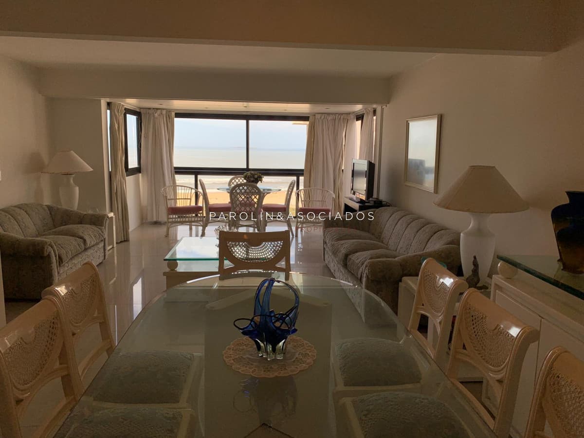 Apartamento en venta de 3 dormitorios en Parquemar Center, Punta del Este.
