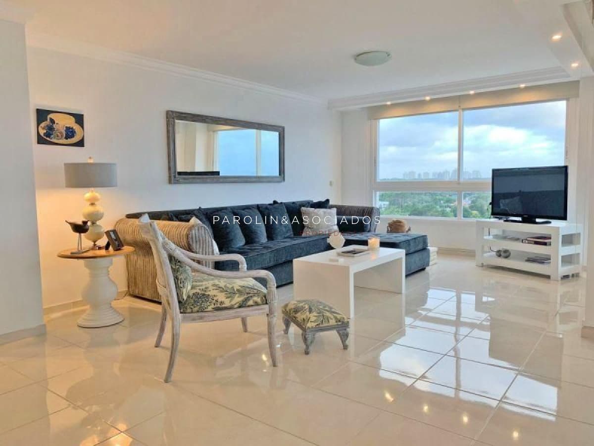 Apartamento en venta de 3 dormitorios en Le Jardin, Punta del Este.