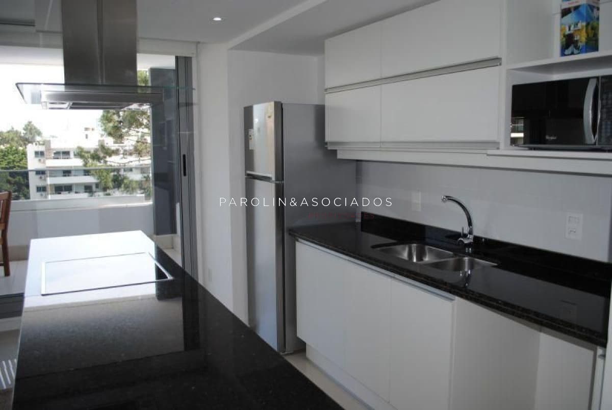 Apartamento en venta 2 dormitorios en Torre Esmeralda, Punta del Este.