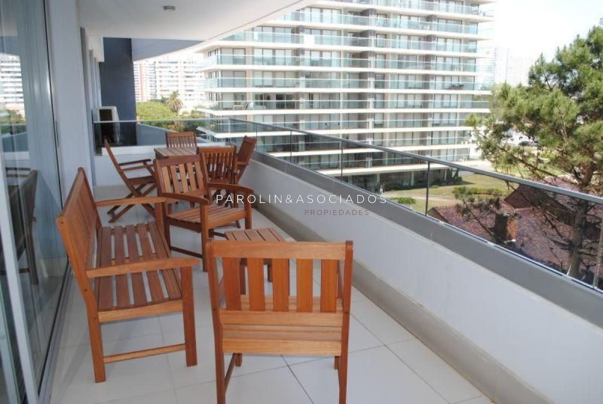 Apartamento en venta 2 dormitorios en Torre Esmeralda, Punta del Este.