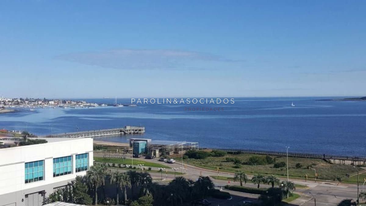 Apartamento de 2 dormitorios en Season Tower, Punta del Este.