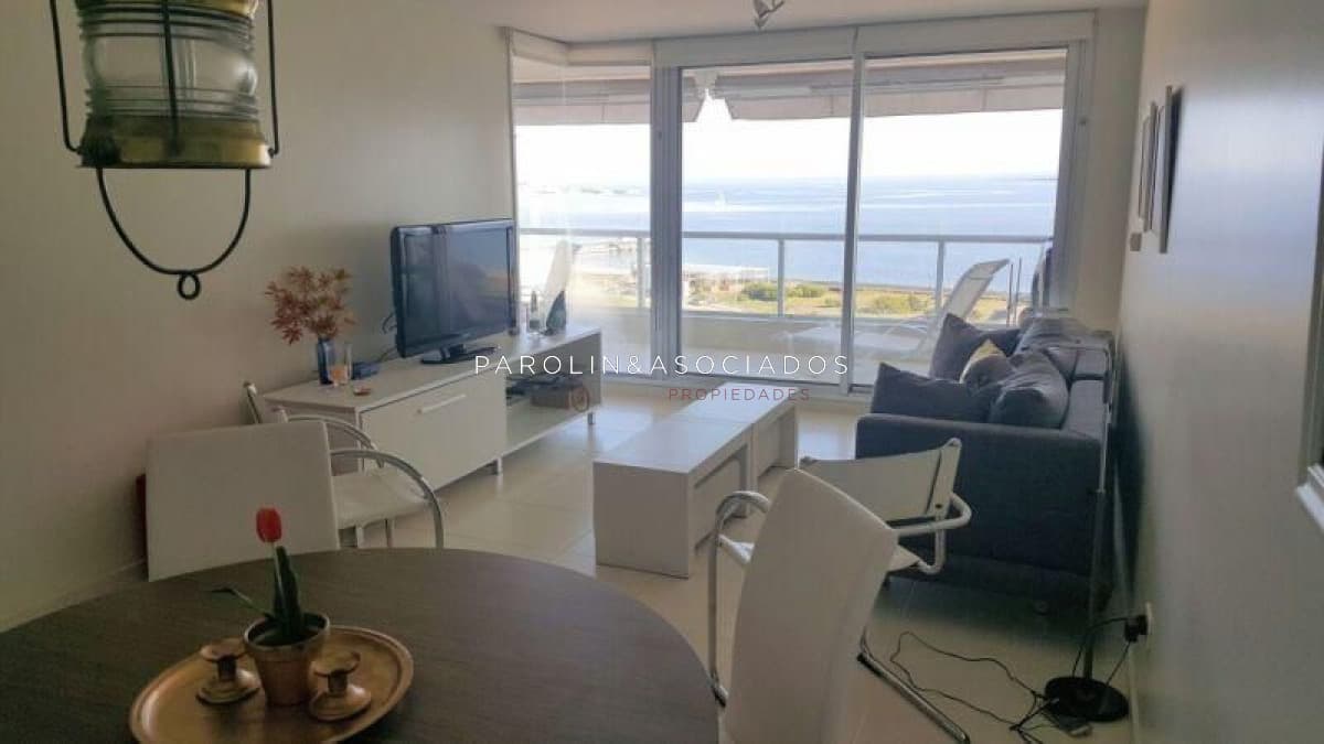 Apartamento de 2 dormitorios en Season Tower, Punta del Este.