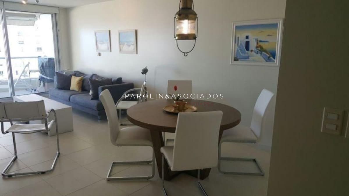 Apartamento de 2 dormitorios en Season Tower, Punta del Este.