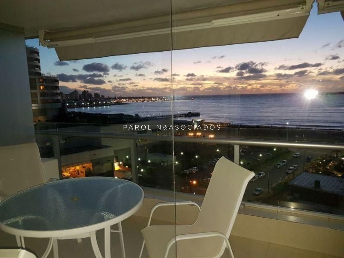 Apartamento de 2 dormitorios en Season Tower, Punta del Este.