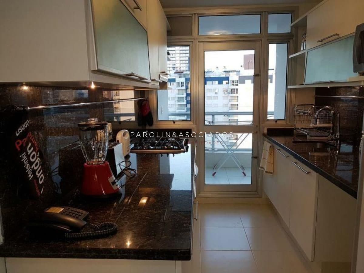 Apartamento de 2 dormitorios en Season Tower, Punta del Este.