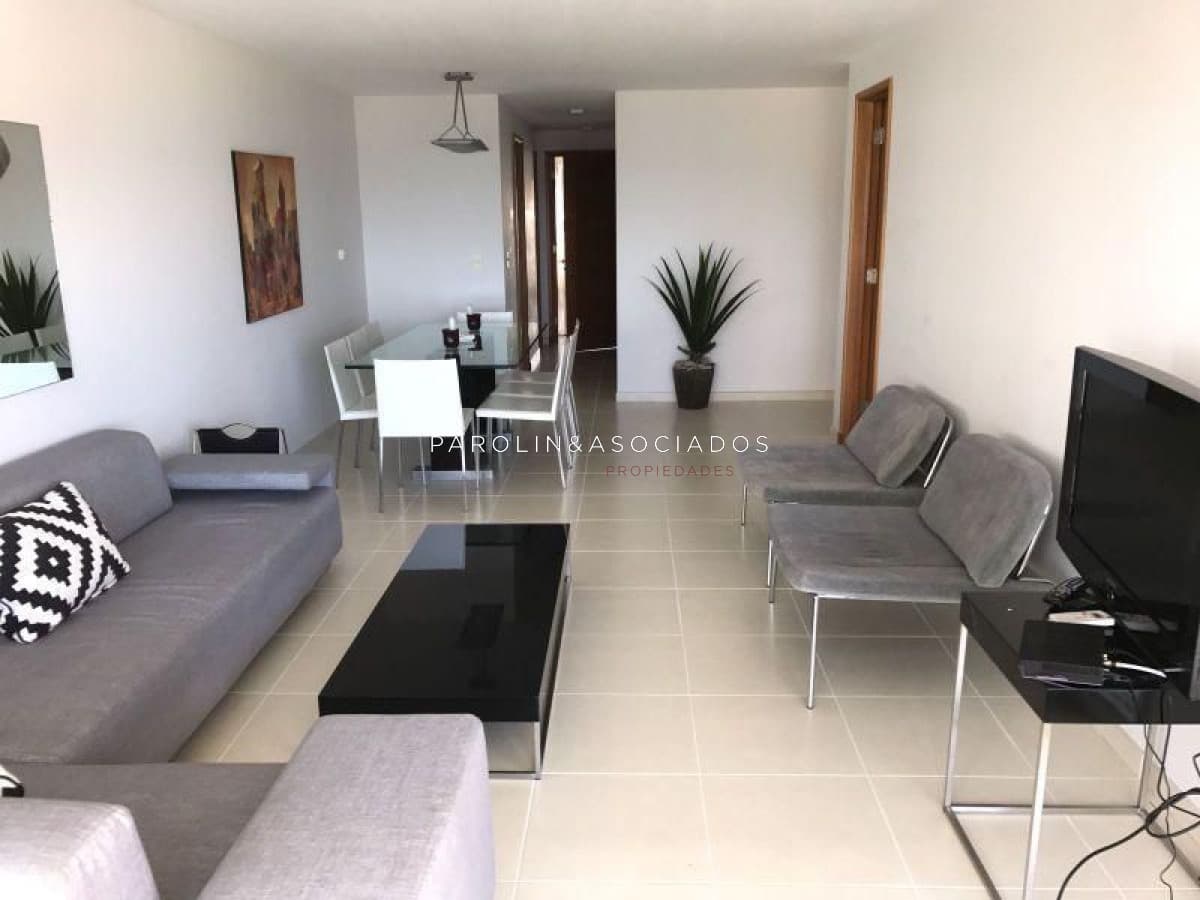 Apartamento en venta de 2 dormitorios en Season Tower, Punta del Este