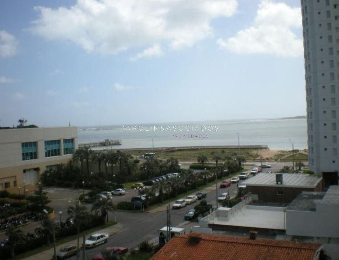Apartamento en venta de 2 dormitorios en Season Tower, Punta del Este.