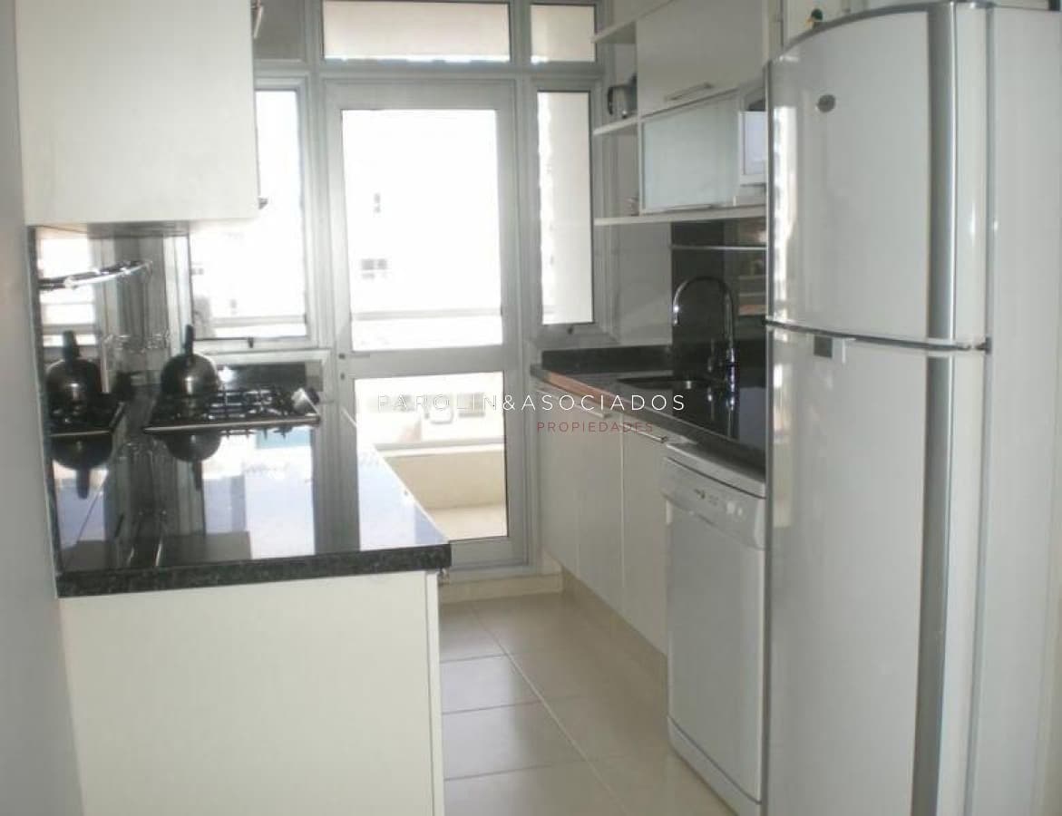 Apartamento en venta de 2 dormitorios en Season Tower, Punta del Este.