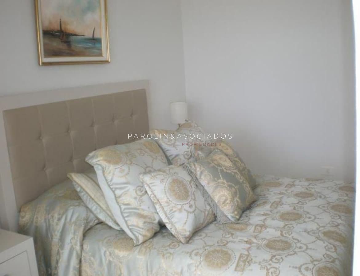 Apartamento en venta de 2 dormitorios en Season Tower, Punta del Este.