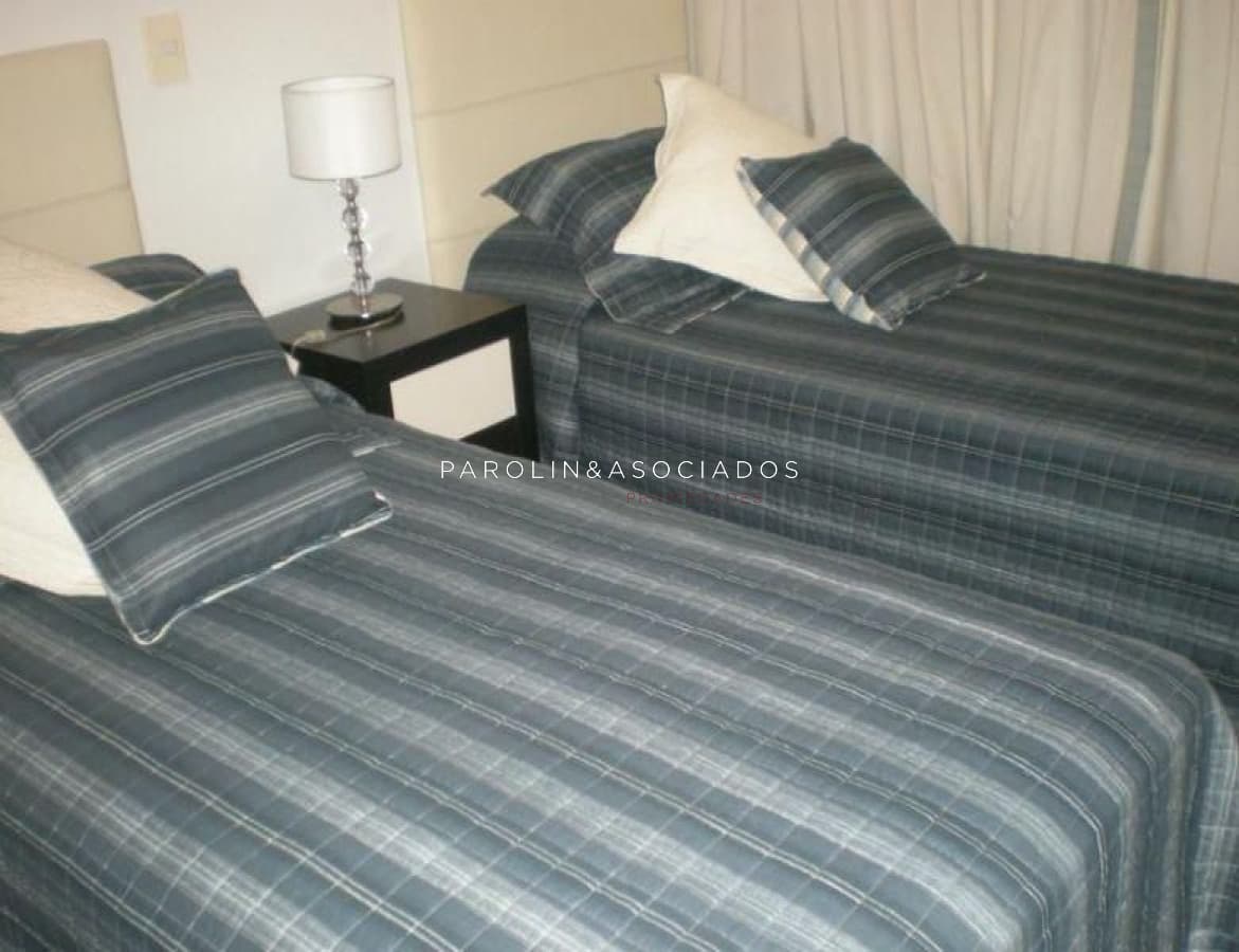 Apartamento en venta de 2 dormitorios en Season Tower, Punta del Este.