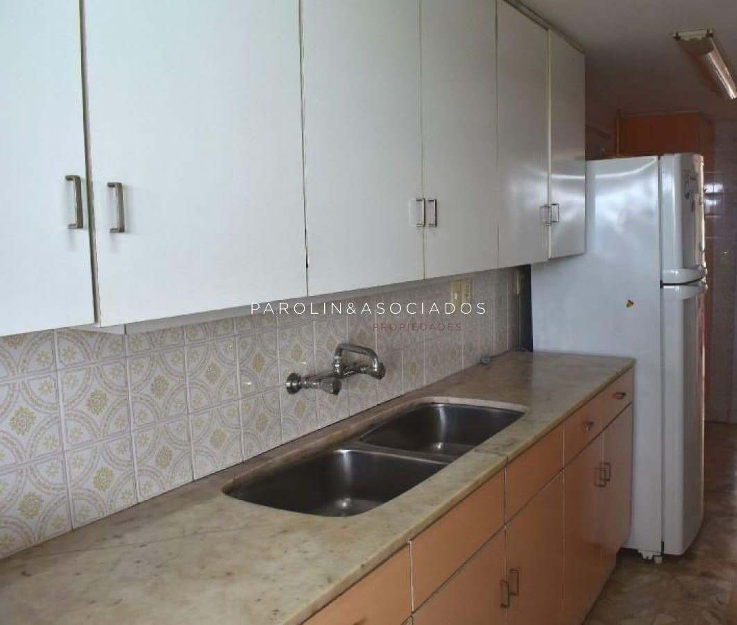 Apartamento en venta de 3 dormitorios en edificio Tequendama I, Punta del Este.