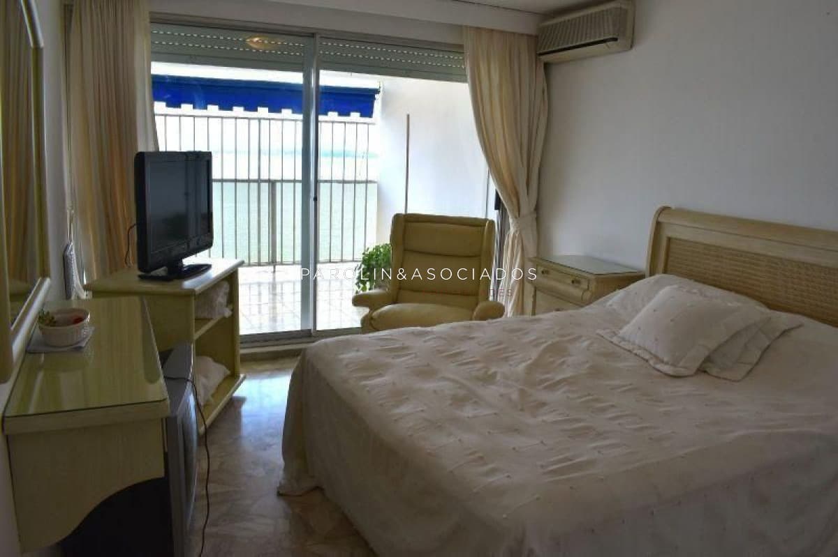 Apartamento en venta de 3 dormitorios en edificio Tequendama I, Punta del Este.