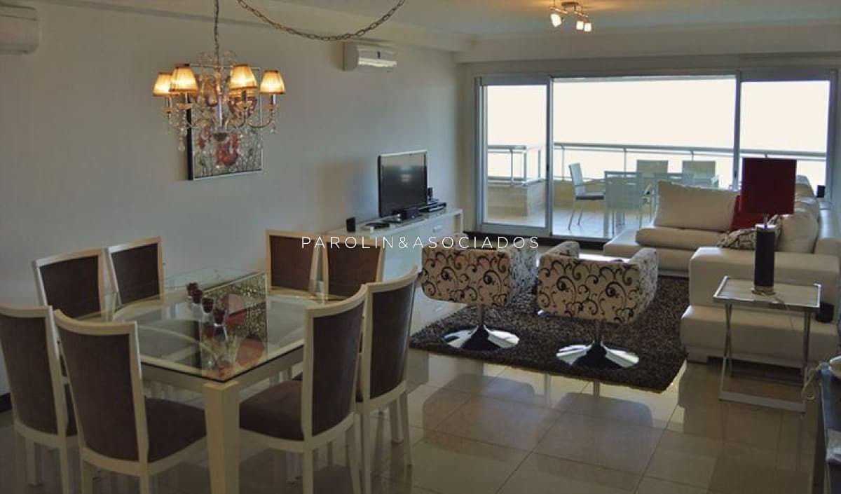 Apartamento en venta de 3 dormitorios en torre Lobos, Punta del Este.