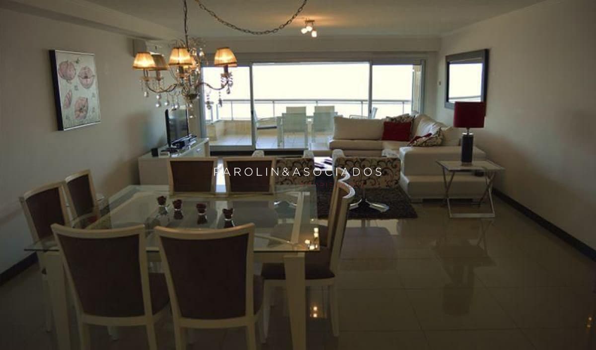 Apartamento en venta de 3 dormitorios en torre Lobos, Punta del Este.