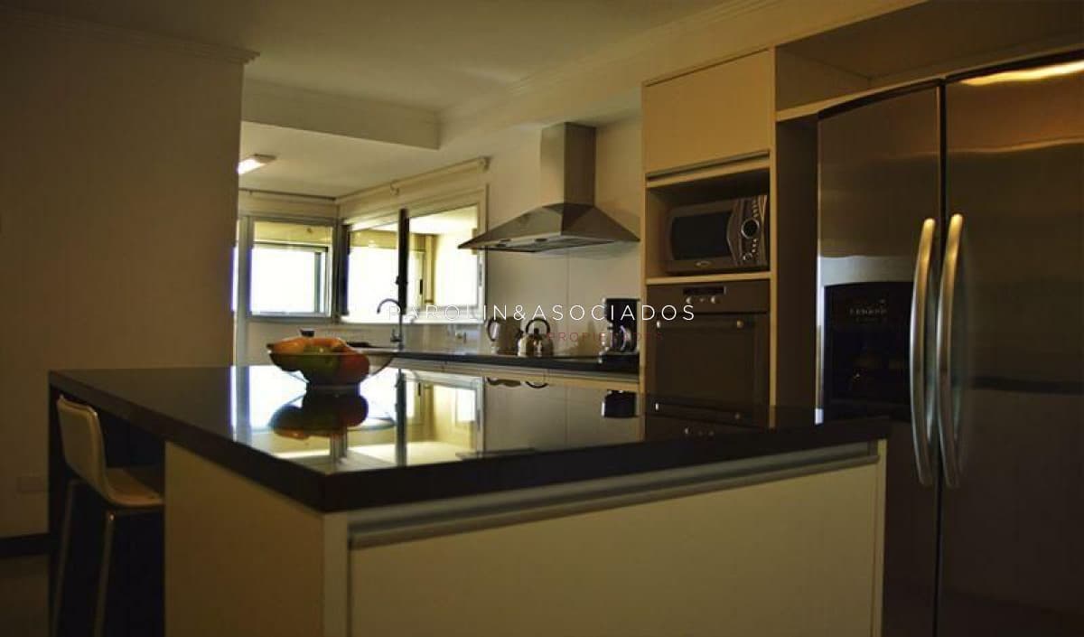 Apartamento en venta de 3 dormitorios en torre Lobos, Punta del Este.