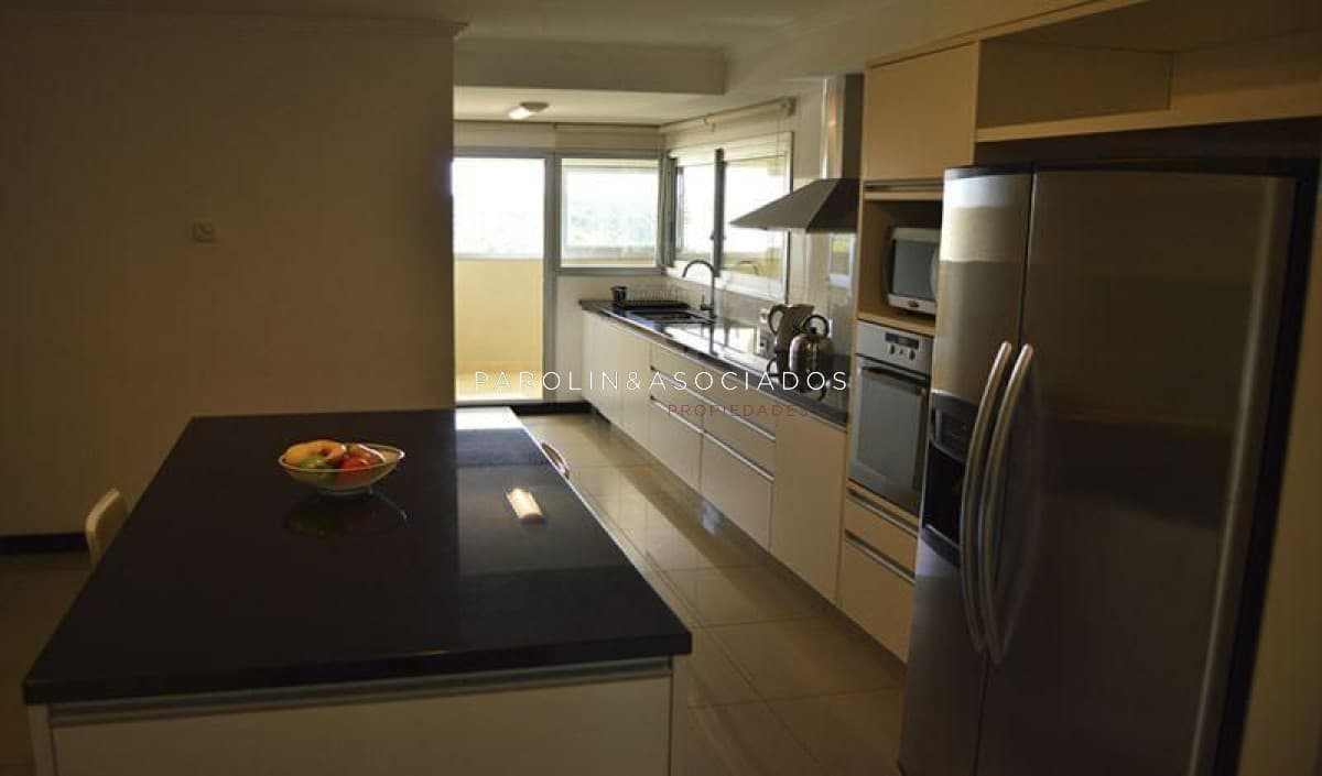 Apartamento en venta de 3 dormitorios en torre Lobos, Punta del Este.