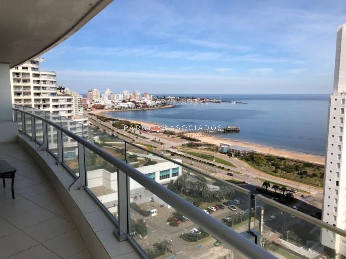 Apartamento en venta 3 dormitorios en venta en Season Tower, Punta del Este.