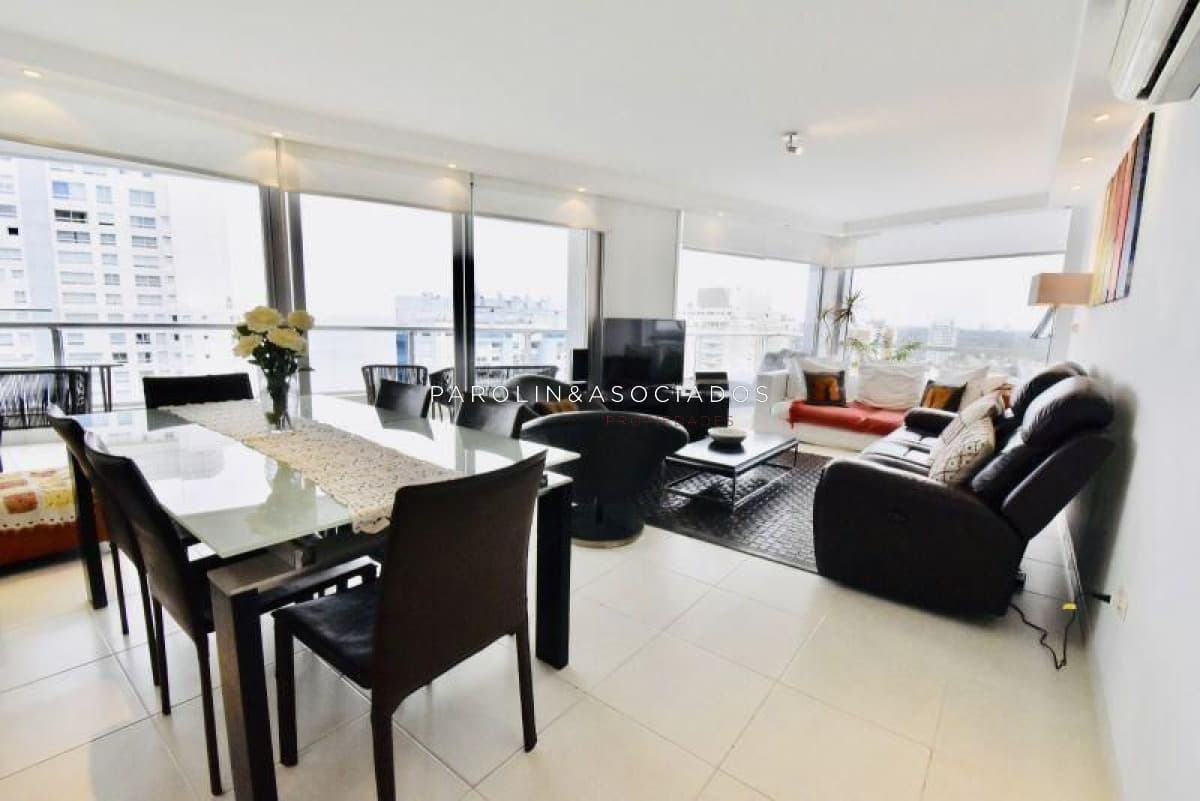 Apartamento en venta 3 dormitorios en venta en Season Tower, Punta del Este.
