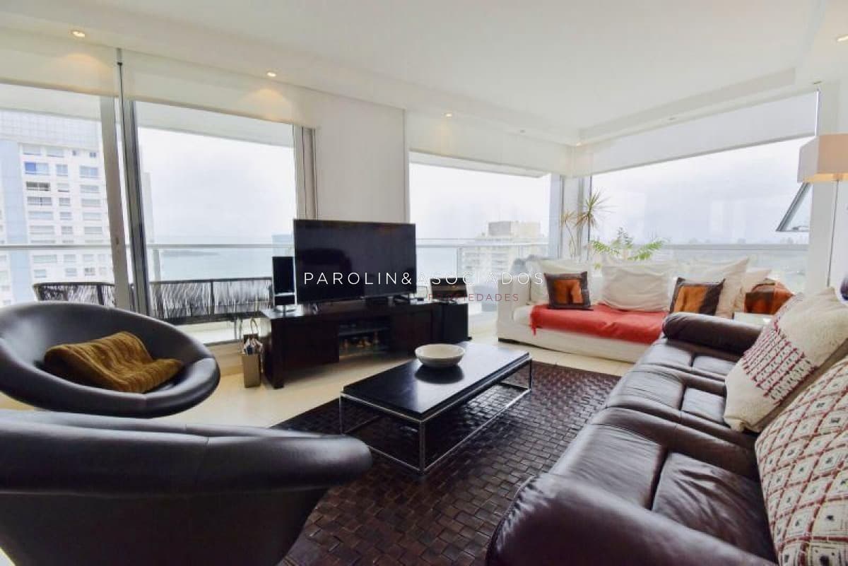 Apartamento en venta 3 dormitorios en venta en Season Tower, Punta del Este.