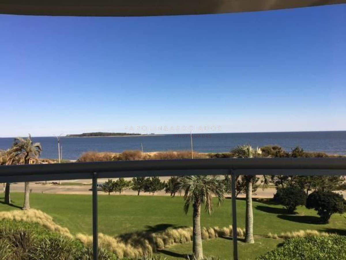 Apartamento en venta de 3 dormitorios en torre Aquarela, Punta del Este.