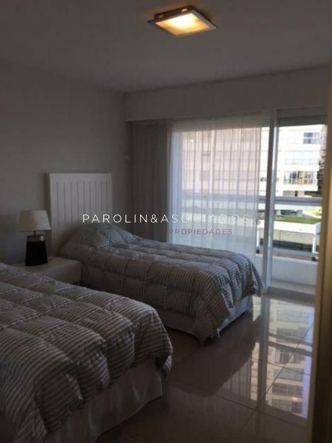 Apartamento en venta de 3 dormitorios en torre Aquarela, Punta del Este.