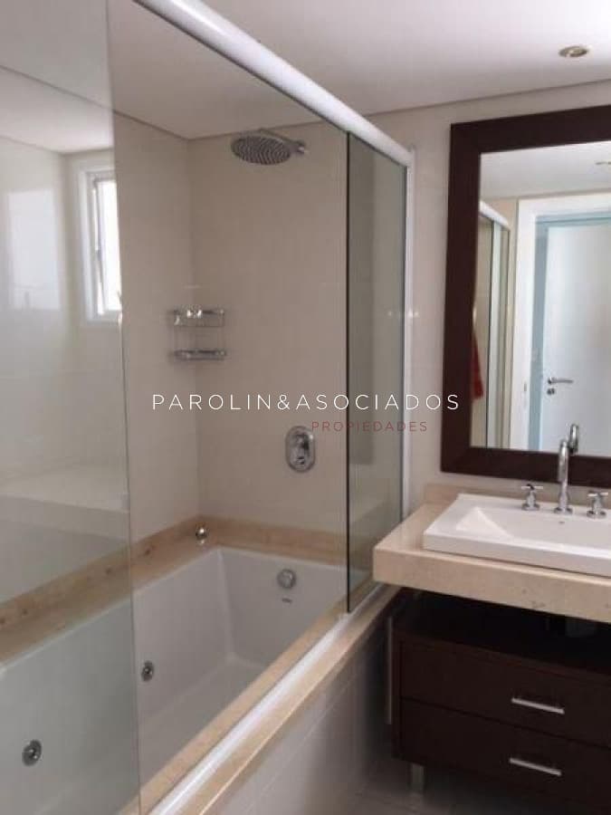 Apartamento en venta de 3 dormitorios en torre Aquarela, Punta del Este.