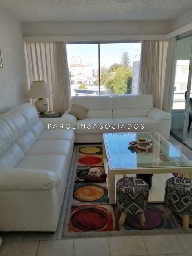 Apartamento de 3 dormitorios en venta en Península, Punta del Este.