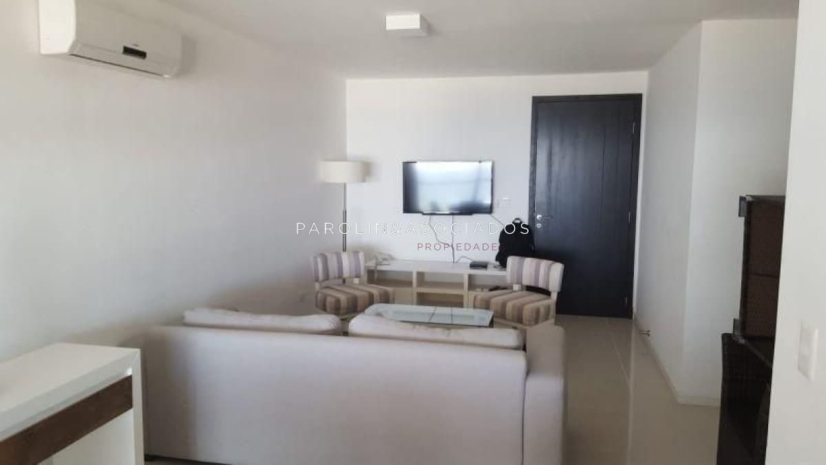 Apartamento en venta de 2 dormitorios en Icon Tower, Punta del Este.