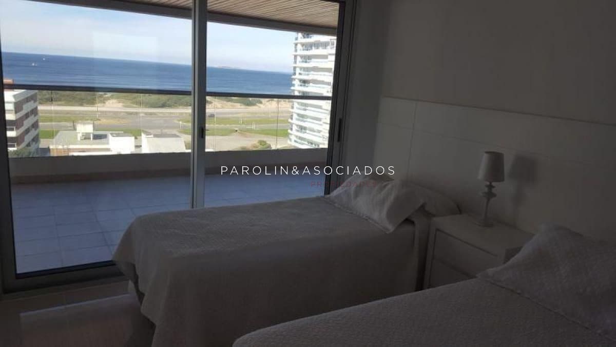 Apartamento en venta de 2 dormitorios en Icon Tower, Punta del Este.