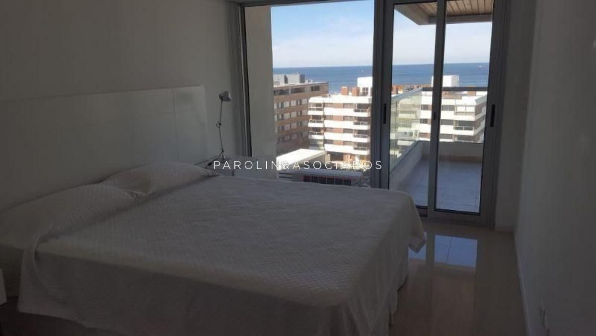Apartamento en venta de 2 dormitorios en Icon Tower, Punta del Este.