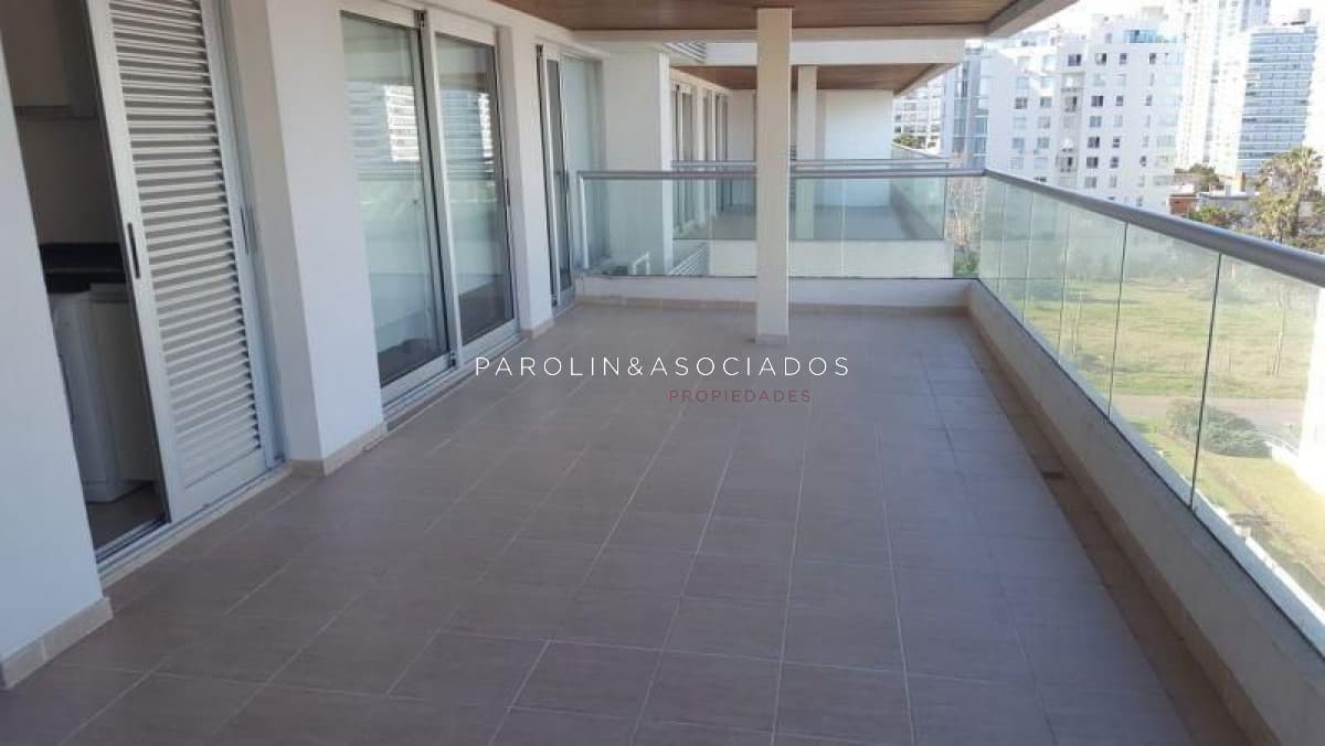 Apartamento en venta de 2 dormitorios en Icon Tower, Punta del Este.