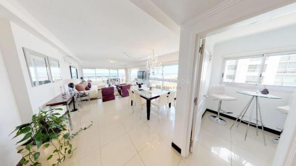 Apartamento en venta de 3 dormitorios en Torre Lobos, Punta del Este