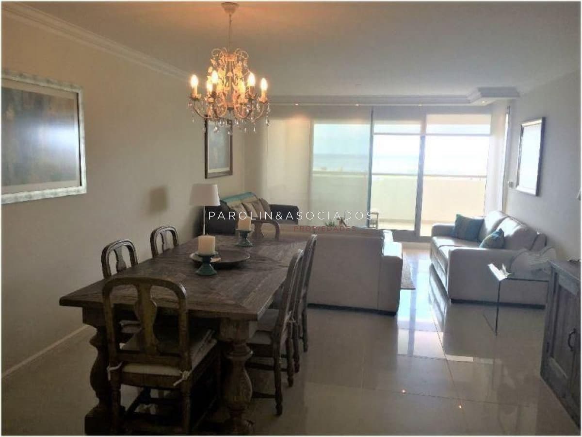 Hermoso apartamento de 3 dormitorios en venta en Torre Imperiale, Punta del Este.