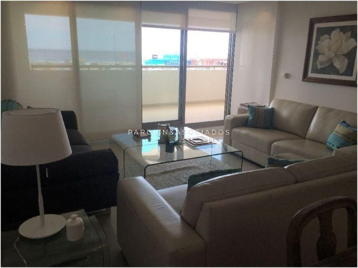 Hermoso apartamento de 3 dormitorios en venta en Torre Imperiale, Punta del Este.