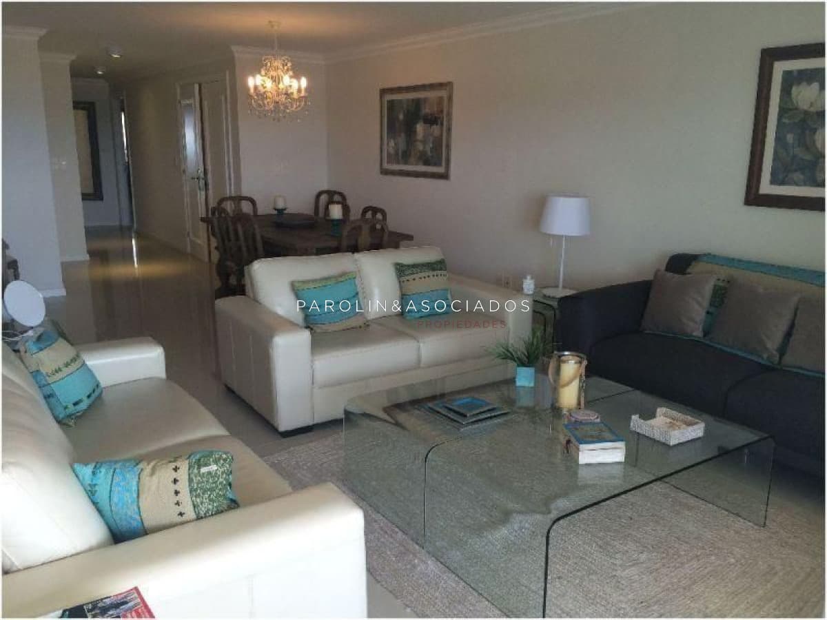 Hermoso apartamento de 3 dormitorios en venta en Torre Imperiale, Punta del Este.