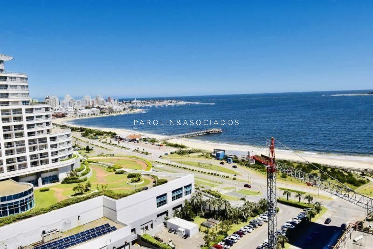 Apartamento en venta de 2 dormitorios en Season Tower, Punta del Este.