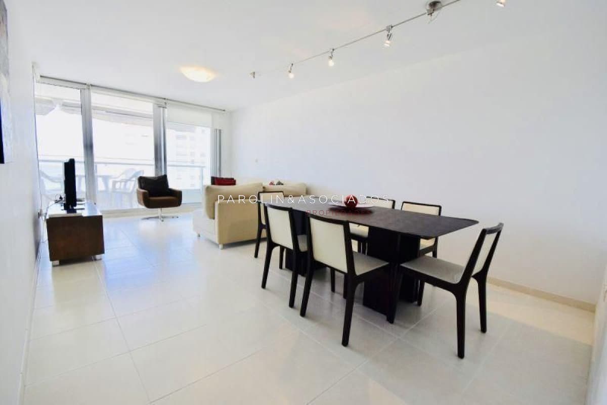 Apartamento en venta de 2 dormitorios en Season Tower, Punta del Este.
