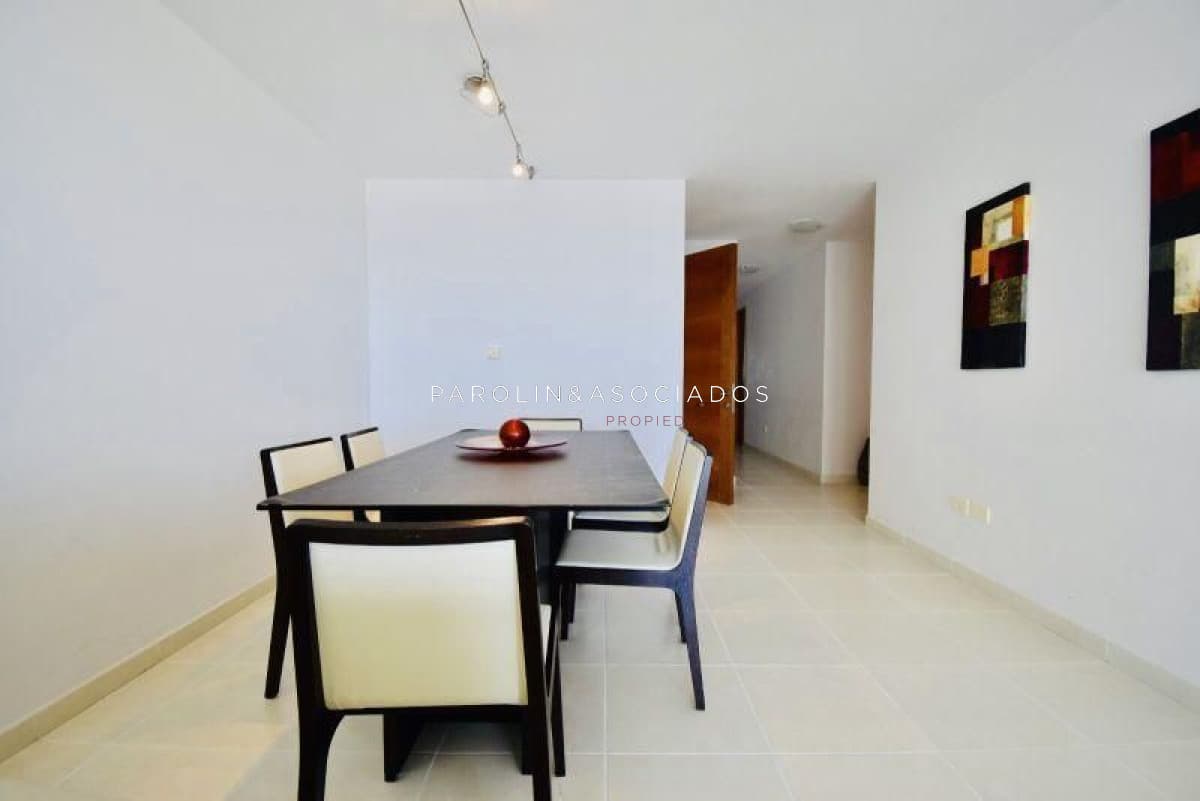 Apartamento en venta de 2 dormitorios en Season Tower, Punta del Este.