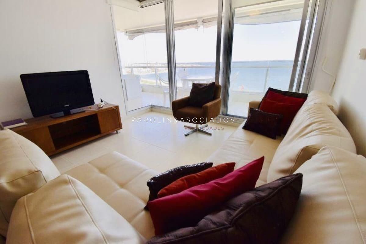 Apartamento en venta de 2 dormitorios en Season Tower, Punta del Este.