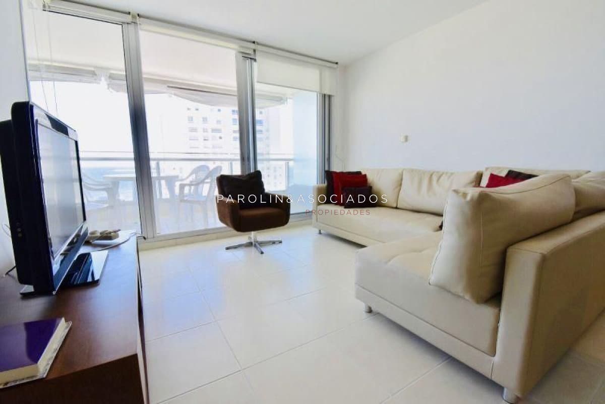 Apartamento en venta de 2 dormitorios en Season Tower, Punta del Este.
