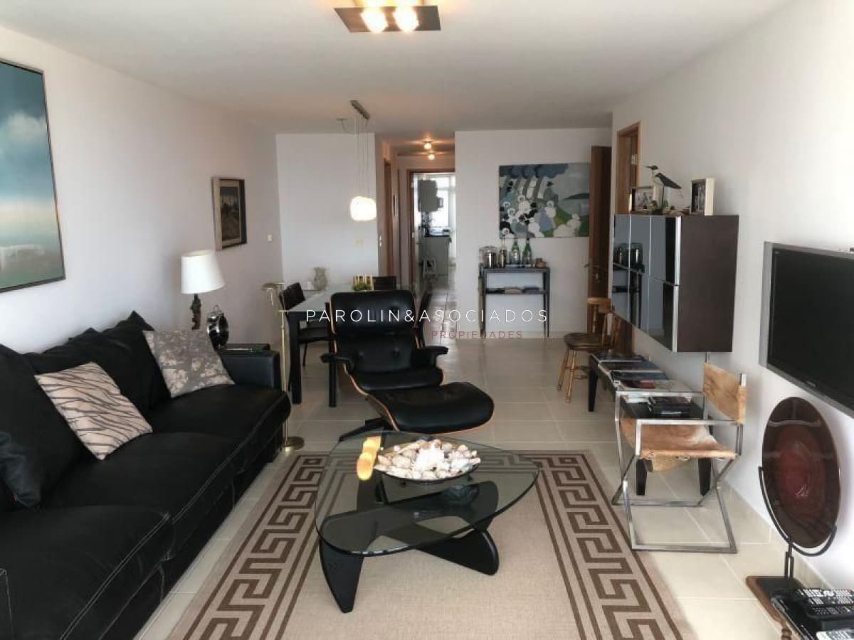 Apartamento en venta de 2 dormitorios en Season Tower, Punta del Este.