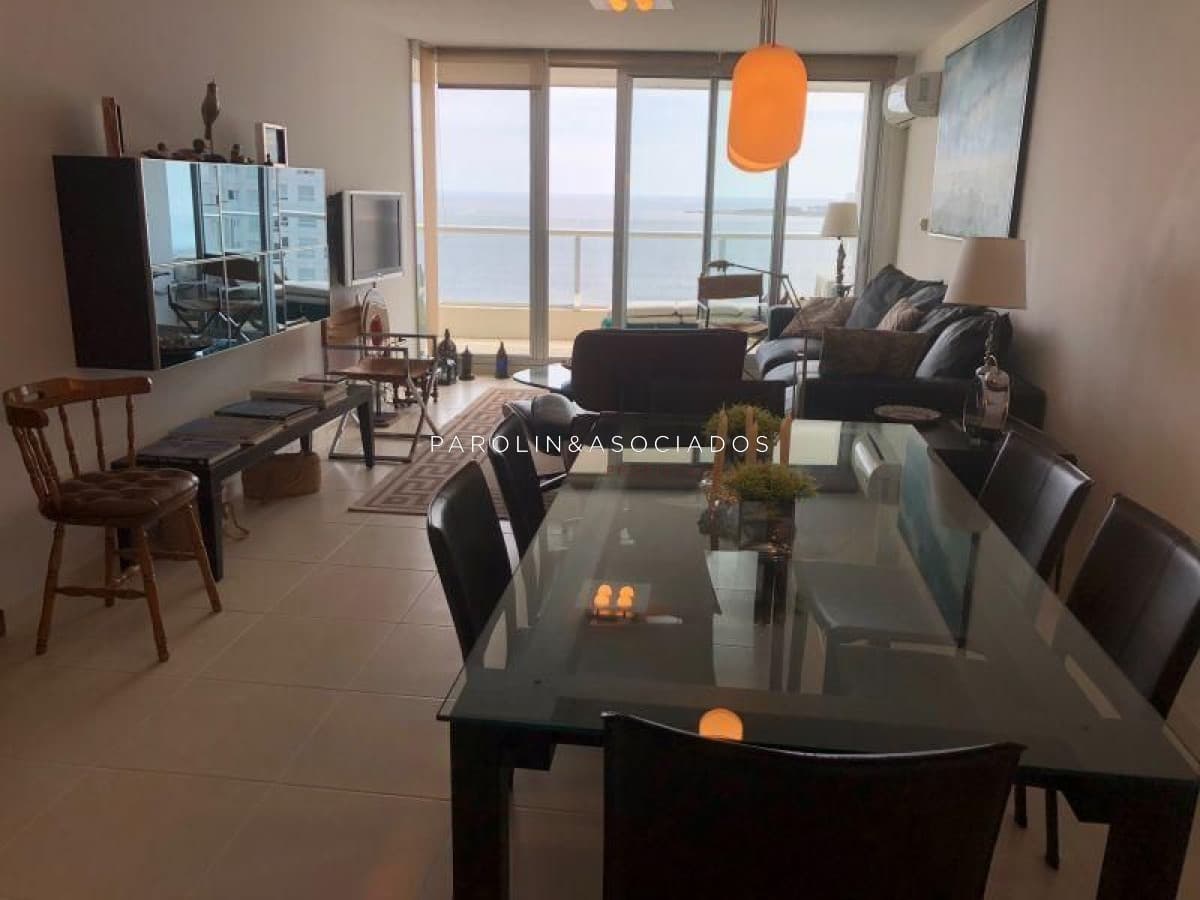 Apartamento en venta de 2 dormitorios en Season Tower, Punta del Este.